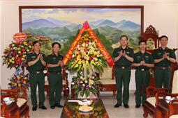 Thủ trưởng Bộ tư lệnh Quân khu chúc mừng Phòng Tuyên huấn nhân dịp đón nhận Huân chương Bảo vệ Tổ quốc hạng Nhì và kỷ niệm 75 năm ngày truyền thống Ngành Tuyên huấn